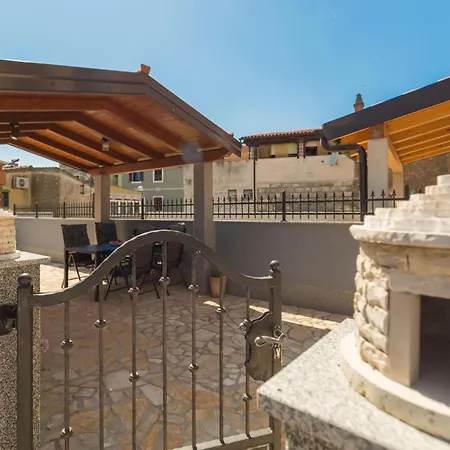 بيت للعطل 2 Bedroom Beautiful In Marčana