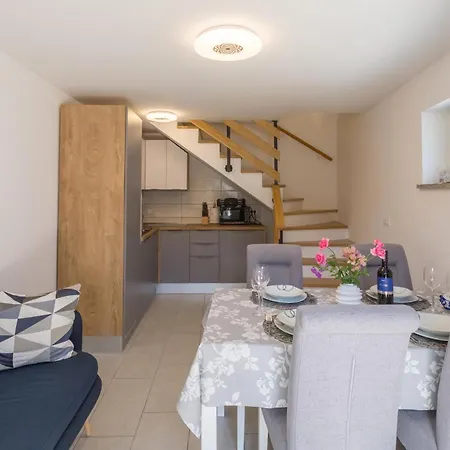 بيت للعطل 2 Bedroom Beautiful In Marčana