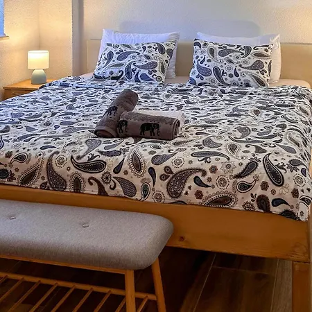 2 Bedroom Beautiful In Prázdninový dům *