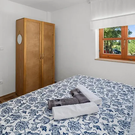 2 Bedroom Beautiful In Prázdninový dům *