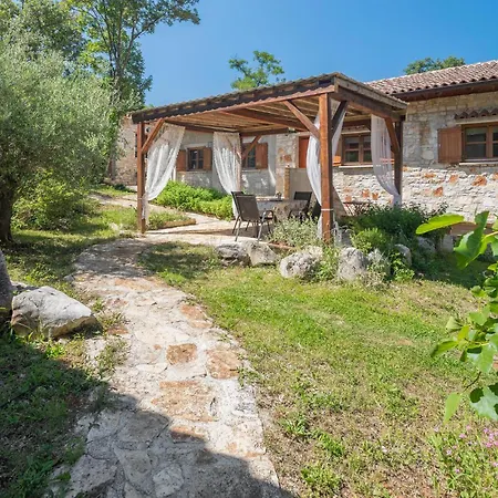 2 Bedroom Beautiful In Prázdninový dům *